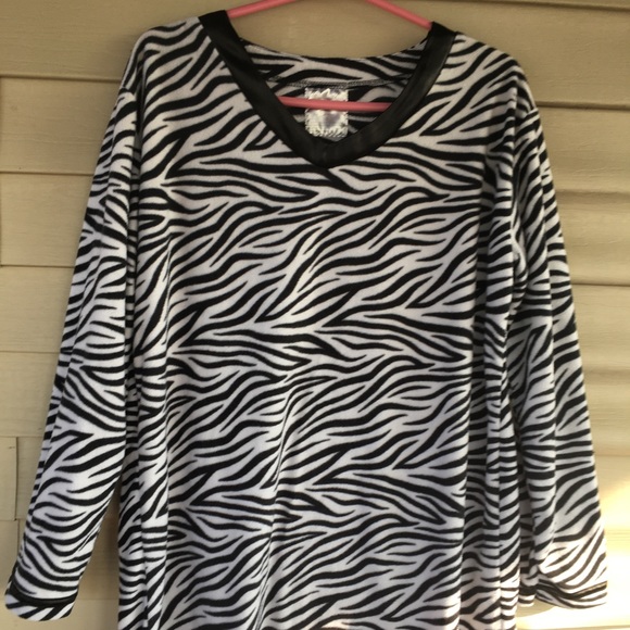 Woman’s soft Zebra🦓 night shirt - Picture 7 of 7